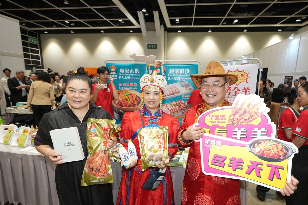 Exhibitors present Yang Mama lamb products at HKTDC’s Food Expo in Hong Kong